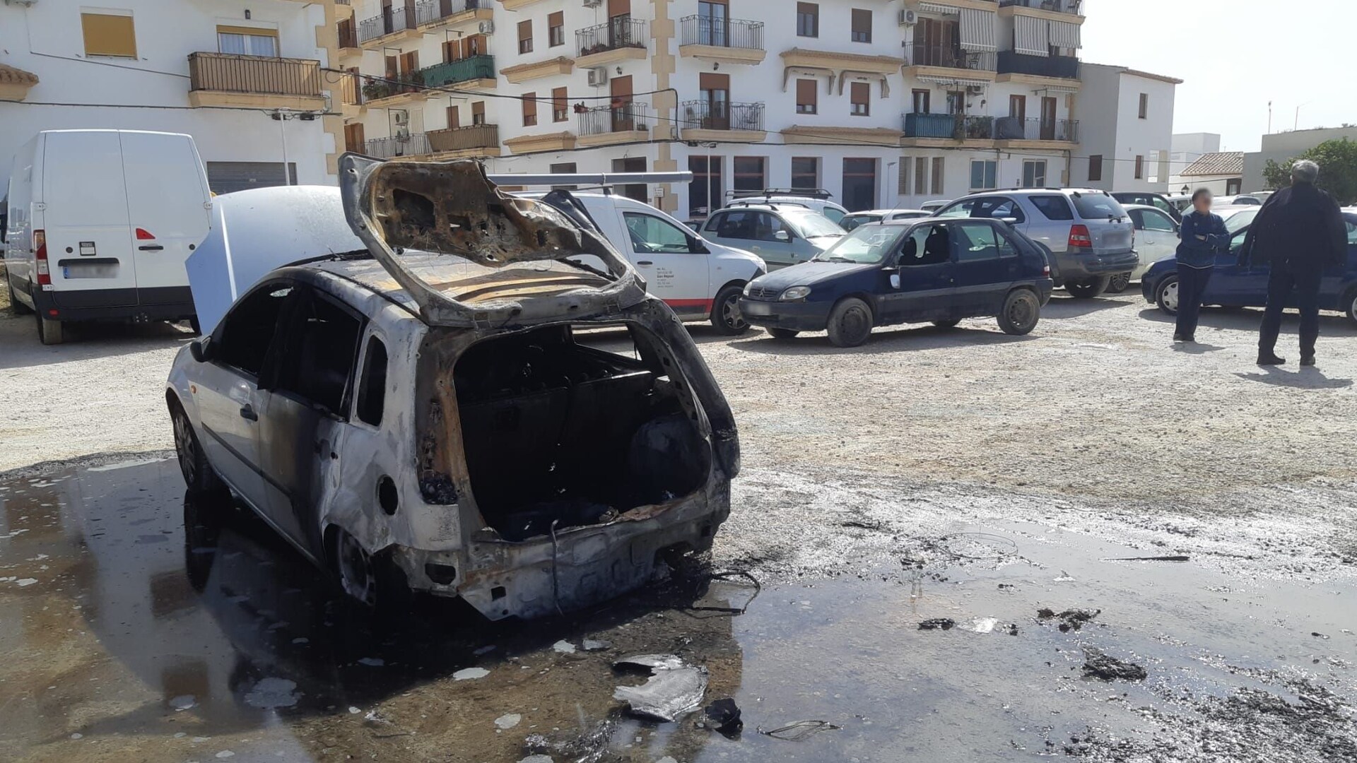 Un Incendio Fortuito Calcina Un Coche Y Afecta A Otros Cuatro En Un